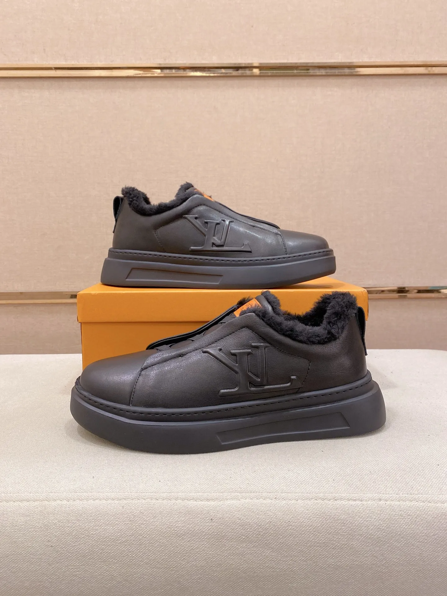 Factory price: 480💰🎉🎉LV~Louis Vuitton trendy men's shoes, new shipments, latest matching, same style as the official website, super high quality, best-selling season [strong][strong][strong] Selected first-layer cowhide, comfortable wool lining, original last, comfortable on the feet, wear-resistant rubber outsole, size: 38-44.